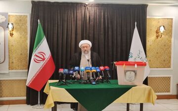 آملی‌لاریجانی: هر کسی که سربلندی کشور را می‌خواهد، با هر سلیقه و گرایشی باید در انتخابات شرکت کند

