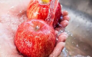 سم روی میوه ها با شستشو پاک می شود؟

