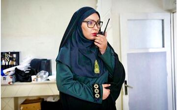 پوشش و گریم بازیگر نقش پرستار شیرین در مجموعه شهرزاد با لباس پلیس 