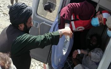 زلزله در افغانستان بیش از ۱۰۰۰ کشته و ۱۵۰۰ مصدوم برجای گذاشت