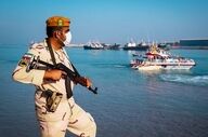 کشف یک قبضه سلاح و کالای قاچاق در میناب ؛ ۲ شناور توقیف شد