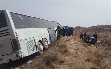 ۳۹ مصدوم و  ۳ فوتی بر اثر انحراف و واژگونی اتوبوس در محور هراز 
