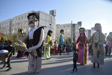 شادپیمایی عروسک‌ها در مسکن مهر شهرک دولت‌آباد شهر کرمانشاه