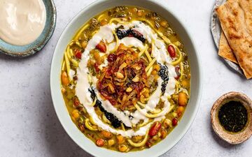 طرز تهیه آش رشته نذری | فوت‌وفن جاافتادن و طعم بی‌نظیر خانگی