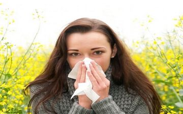چند روش برای بند آوردن آبریزش بینی