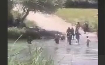 لحظه دلهره‌آور نجات دو کودک از غرق شدن توسط پدرشان در مهاباد