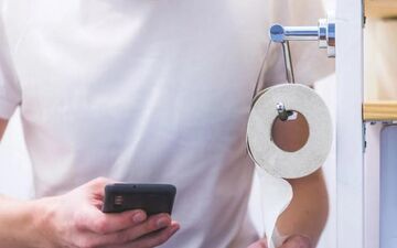  استفاده از گوشی در سرویس بهداشتی خطرناک است!