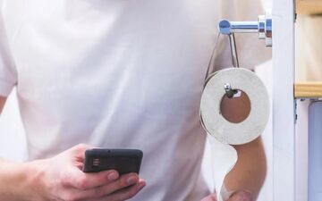  استفاده از گوشی در سرویس بهداشتی خطرناک است!