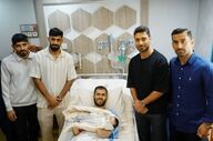 عیادت ملی‌پوشان فوتبال از جانباز کرمانشاهی در بیمارستان تهران