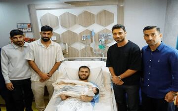 عیادت ملی‌پوشان فوتبال از جانباز کرمانشاهی در بیمارستان تهران