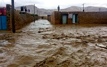سیلاب و بارندگی راه ارتباطی ۱۰۰ روستای دلفان را قطع کرد
