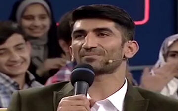 خوانندگی به زبان لری علیرضا بیرانوند در خندوانه + فیلم 