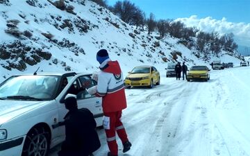  برف و باران در جاده‌های ۱۳ استان