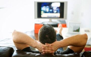 به چند دلیل جلوی تلویزیون روشن نخوابید
