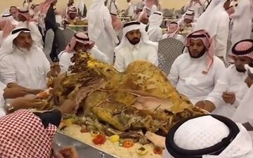 ضیافت شام به سبک شیوخ عرب: هر میز یک بره درسته!+فیلم