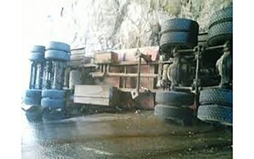 واژگونی تانکرحامل سوخت مازوت در محور سقز مریوان 