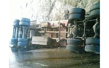 واژگونی تانکرحامل سوخت مازوت در محور سقز مریوان 