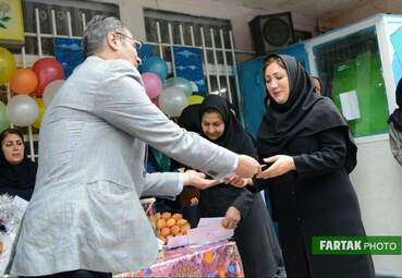پاسداشت روزمعلم در دبستان غیر انتفاعی مفید و تجلیل از دانش‌آموزان برتر  ناحیه سه کرمانشاه 