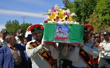 دلتنگی و گریه جانسوز فرزند شهید بر سر مزار پدرش