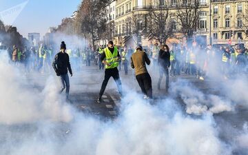 استقبال گرم پلیس فرانسه از اعتراض فعالان محیط زیست!