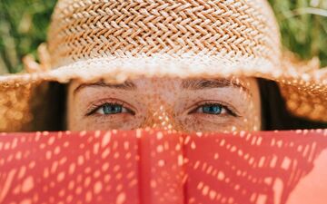 علت کک و مک صورت و بدن چیست و چگونه درمان می شود؟