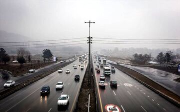 بارش باران در محورهای ۳ استان/ ترافیک در آزادراه تهران-کرج