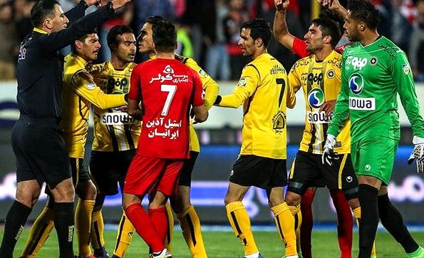 دیروز اشتباه داور نتیجه را به نفع پرسپولیس تمام کرد/ با گزینه‌های استقلال مذاکره کردیم