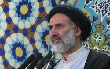 امام جمعه موقت شهرکرد: دولت باید در مقررات‌ دست‌ و پا‌گیر‌ اقتصادی کوتاه‌ بیاید