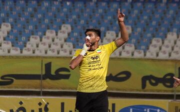گل اول سپاهان اصفهان به گل گهر سیرجان توسط شهریار مغانلو 