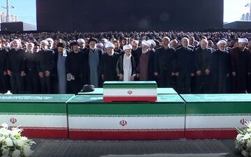 اقامه سه نماز میت بر پیکرهای مطهر رهبر شهید انقلاب و شهدای خانواده ایشان