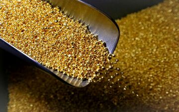 طلای جهانی به پایین‌ترین سطح در دو هفته اخیر رسید