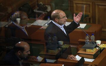 شهردار تهران از خطر فروپاشی استقلال شهرداری و شوراها می گوید