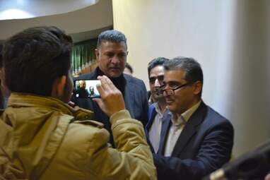 اهدای تندیس مهر حقوق بشر به علی دایی اسوره فوتبال ایران در کرمانشاه