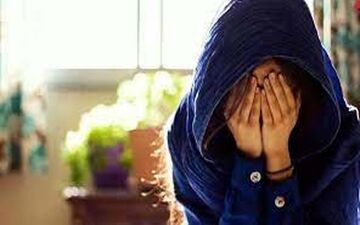 کدام پدر با دخترش این کار را میکند؟