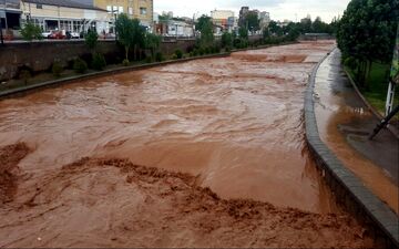 خیابان‌های تبریز را سیل گرفت + فیلم