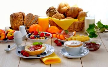  مواد غذایی مفید برای افراد بالای ۵۰ سال