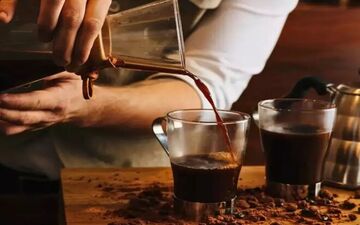 نوشیدن قهوه برای این افراد باعث درد، التهاب و نقرس می‌شود