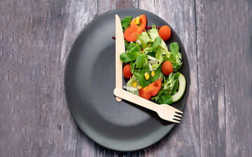 برای جلوگیری از چاقی شکمی، چه زمانی صبحانه و شام بخوریم؟