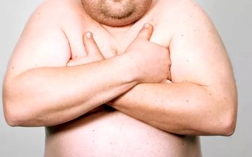  چگونه از شر «سینه‌های مردانه» خلاص شویم؛ دلایل اصلی و بهترین زمان مراجعه به پزشک