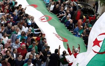 الجزایری ها با وجود شرایط نامساعد جوی به خیابانها آمدند