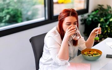 هنگام غذا خوردن به هیچ وجه این کار را نکنید