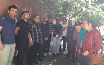  تجمع طلبکاران نفت مقابل باشگاه (عکس)