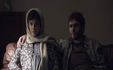 دست بازیگر مرد روی دوش همسرش در فیلم سینمایی + عکس
