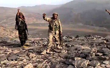 نبرد شجاعانه دو رزمنده یمنی با بیش از ده فرد مسلح + فیلم 
