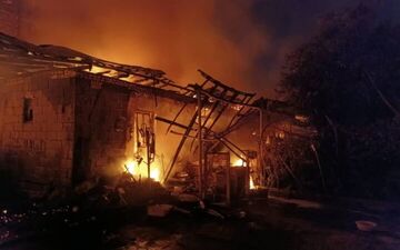 «وحشت شبانه در بلوار بوسار رشت؛ زبانه کشیدن آتش از ویلاها تا بام آپارتمان ۵ طبقه / نبرد نفس‌گیر ۳۱ آتش‌نشان با شعله‌های سرکش»