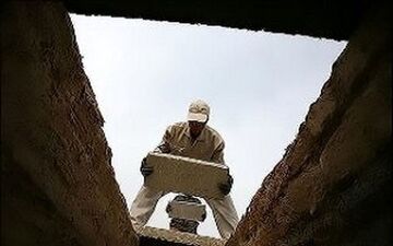 سقوط مسخره جنازه روی 2 نفر داخل قبر!+عکس