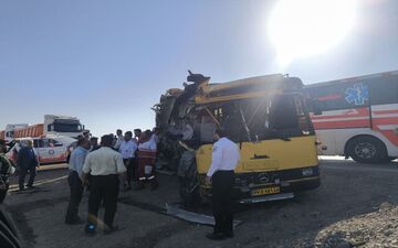 برخورد اتوبوس حامل دانشجویان با تریلی: ۲ کشته و چندین مصدوم در جاده سمنان
