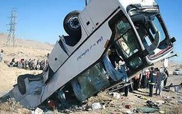 مصدومیت ۴۲ نفر بر اثر واژگونی اتوبوس