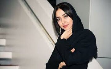 ژست جالب خانم بازیگر در کنار خواهران هنرپیشه