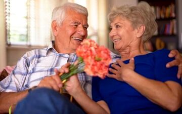 هدیه دادن گل و دلیل علاقه خانم ها به این هدیه عاطفی